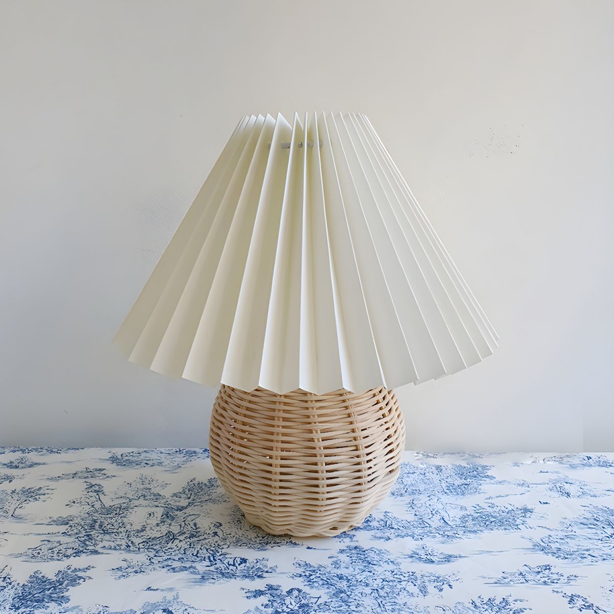 Rattan Table Lamp with Pagoda Shade Oriental Style | Varillo