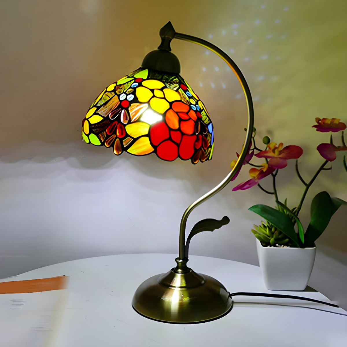 Classic Tiffany Glass Dome Table Lamp | Luneri