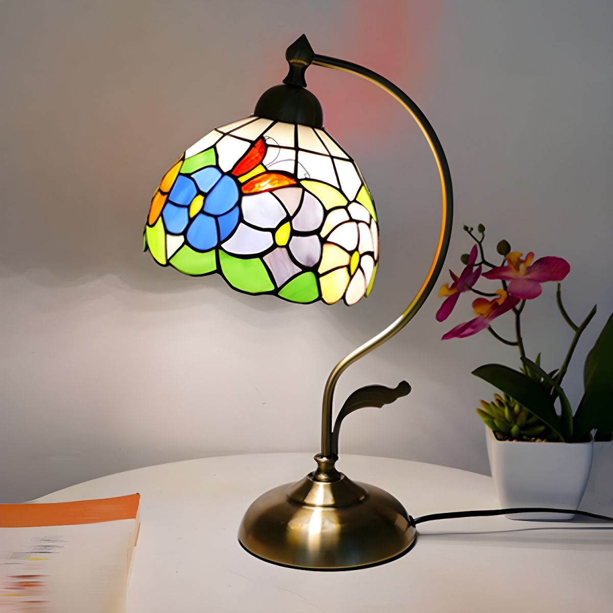 Classic Tiffany Glass Dome Table Lamp | Luneri