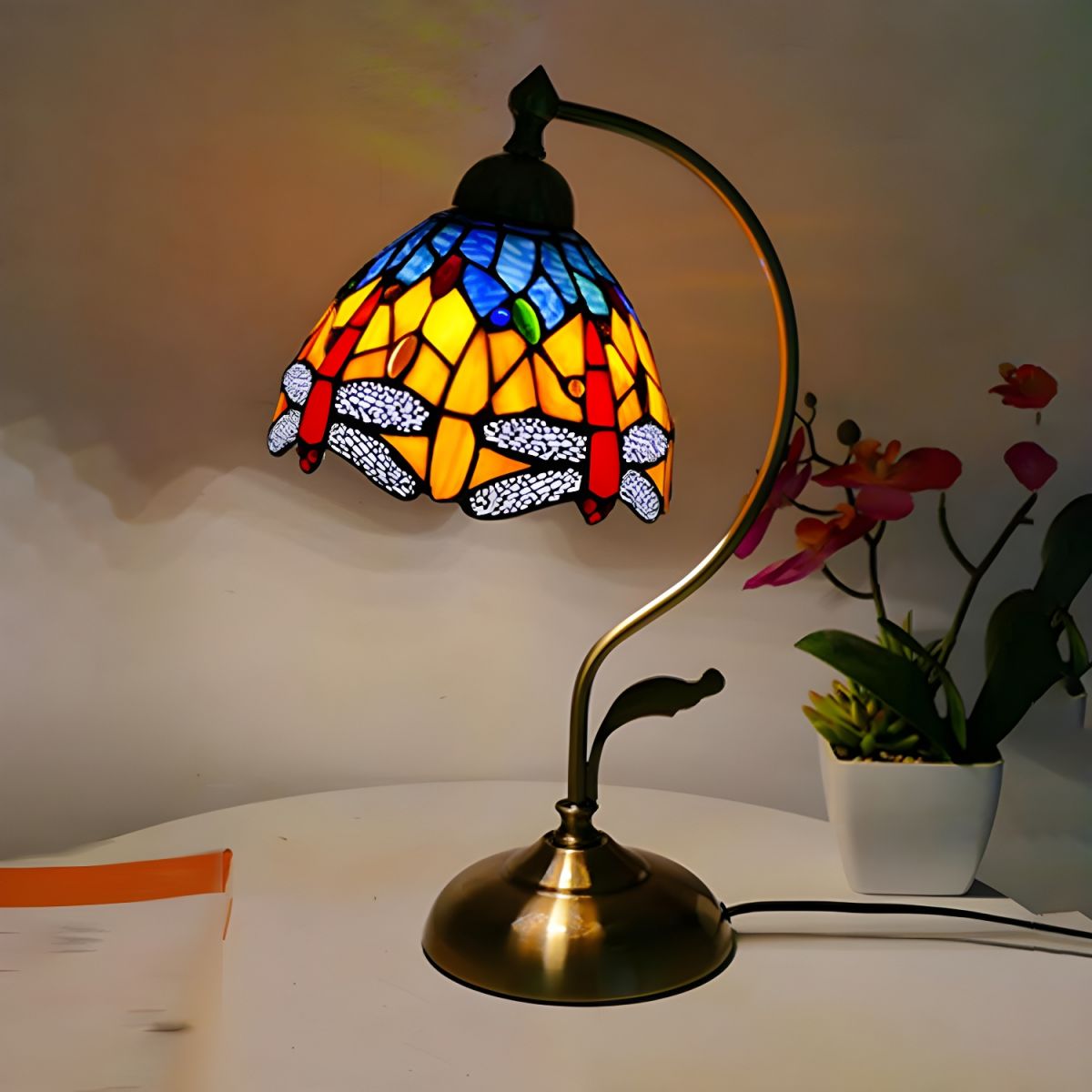 Classic Tiffany Glass Dome Table Lamp | Luneri