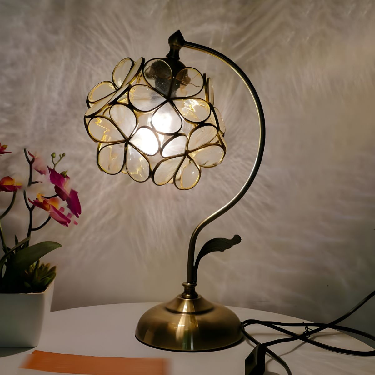 Classic Tiffany Glass Dome Table Lamp | Luneri