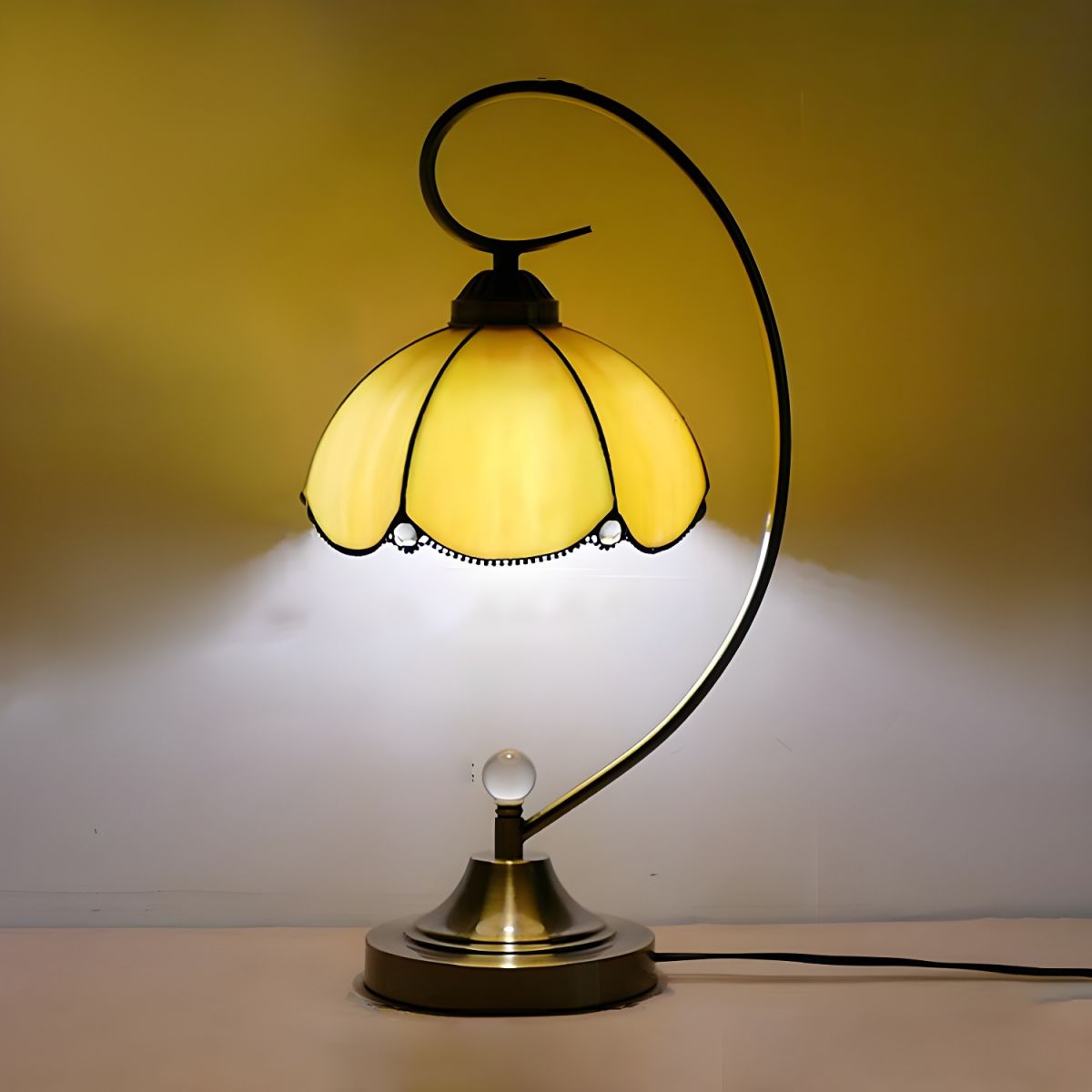 Classic Tiffany Glass Dome Table Lamp | Luneri