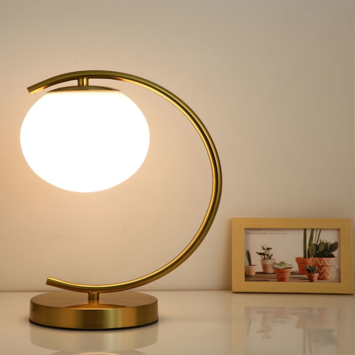 Curved Metal Nordic Style Table Lamp | Havlux