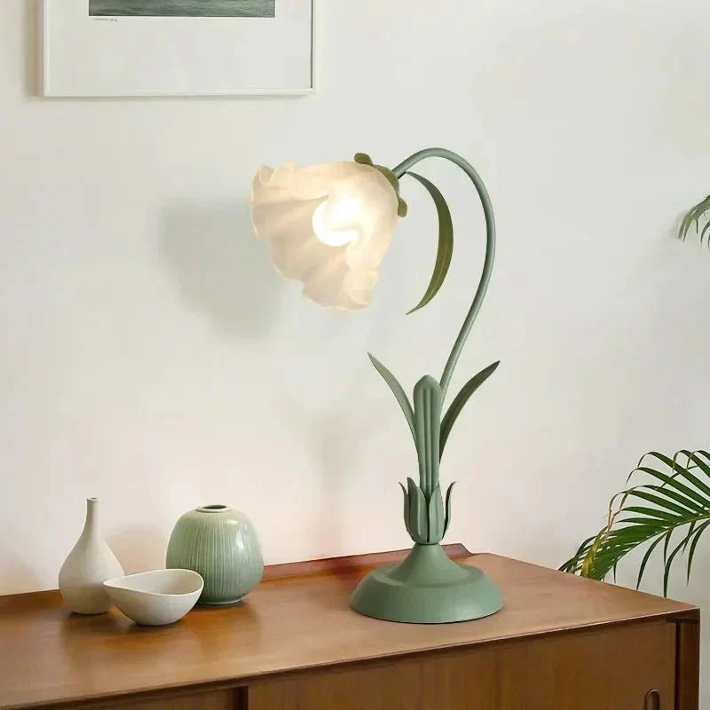 French Flower Vintage Style Table Lamp with Metal Base | Flaurin