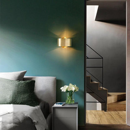 Mid Century One Light Minimalist Metal Wall Sconce | Quorel