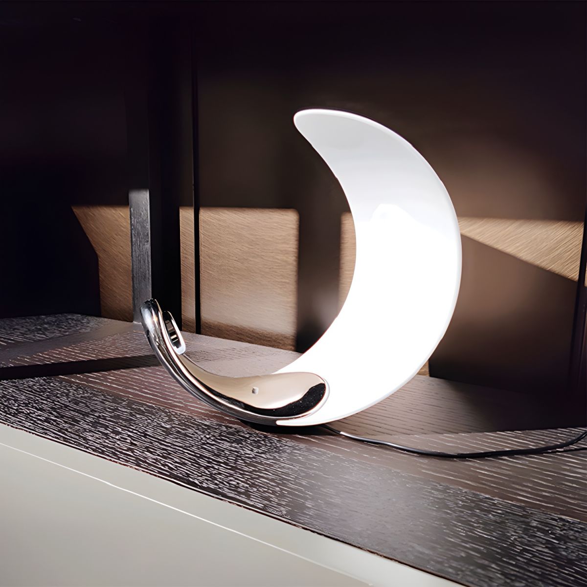 Minimalist LED Table Lamp with Metal Base | Valaro