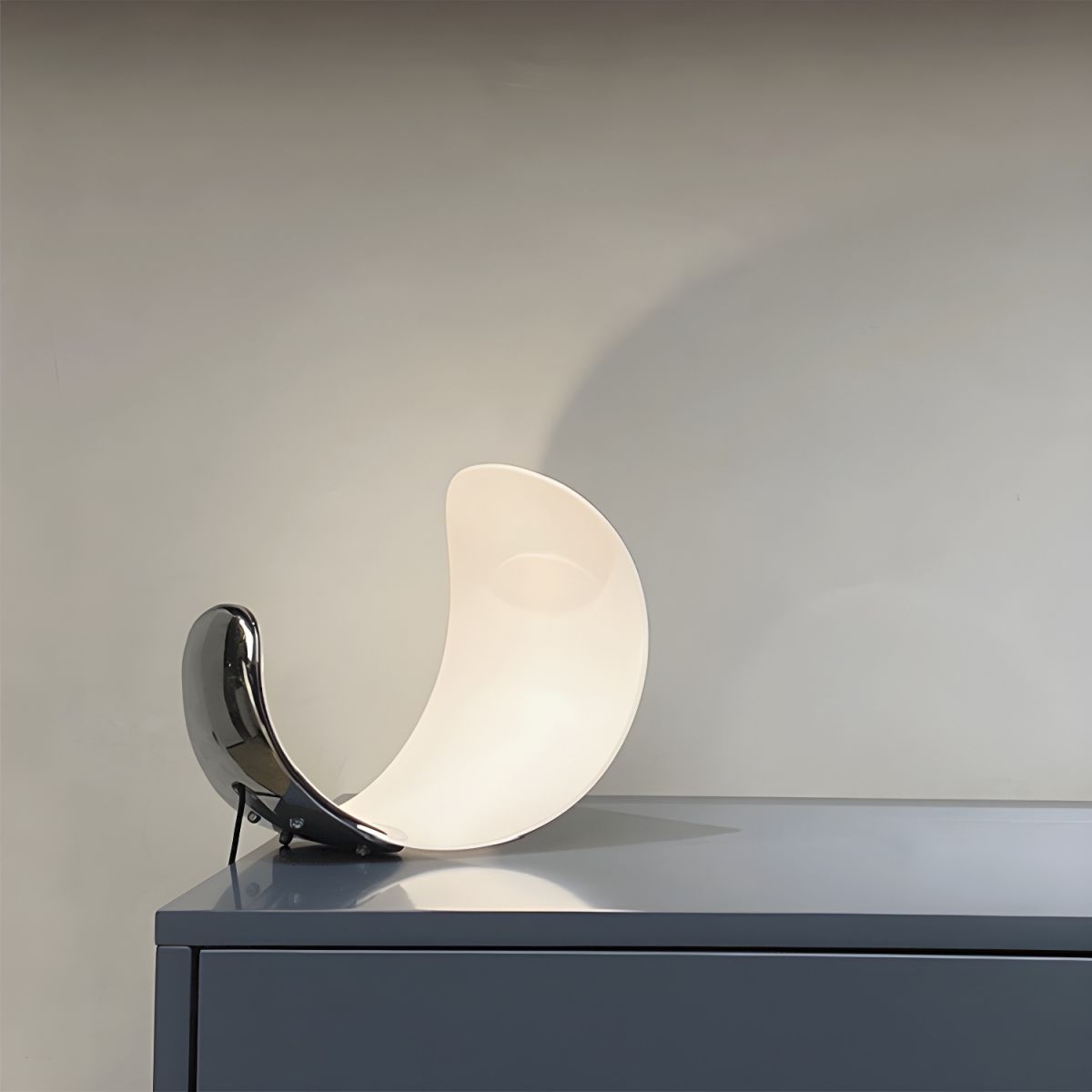 Minimalist LED Table Lamp with Metal Base | Valaro