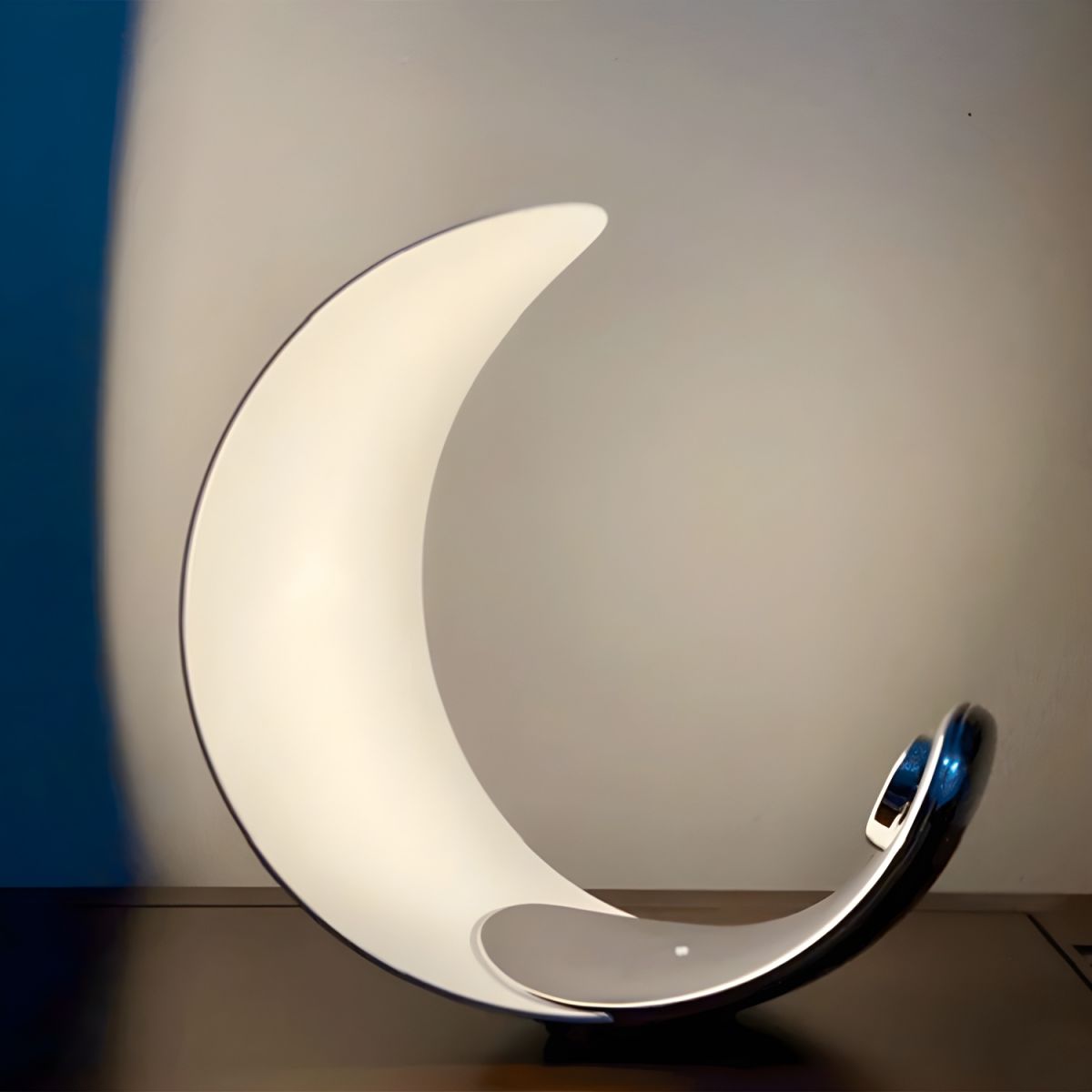 Minimalist LED Table Lamp with Metal Base | Valaro