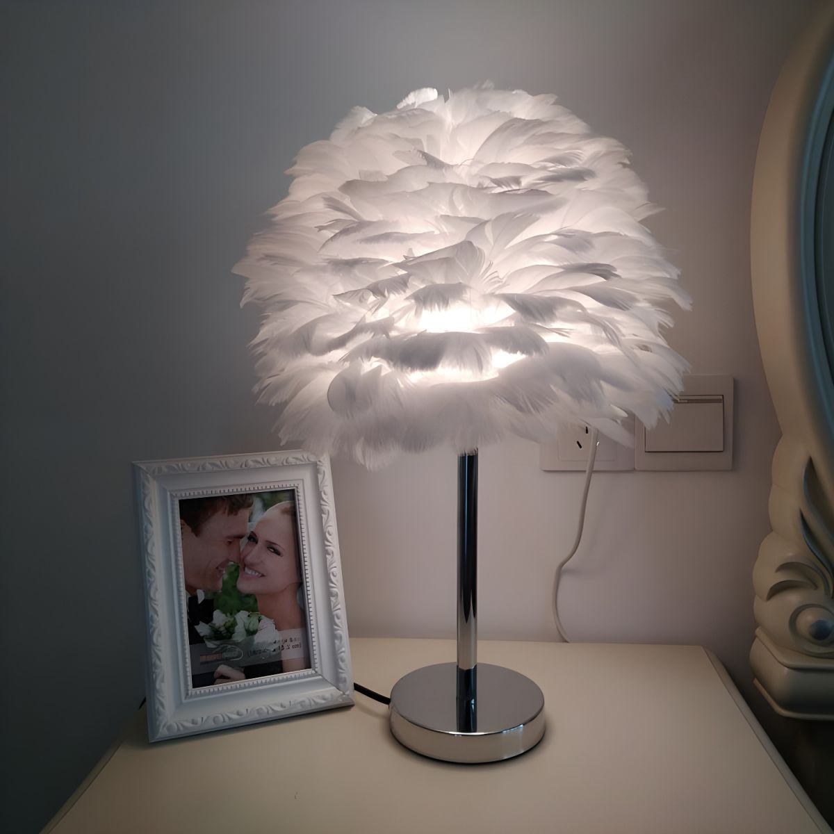 Modern Feather Shade Table Lamp for Bedside | Luneria