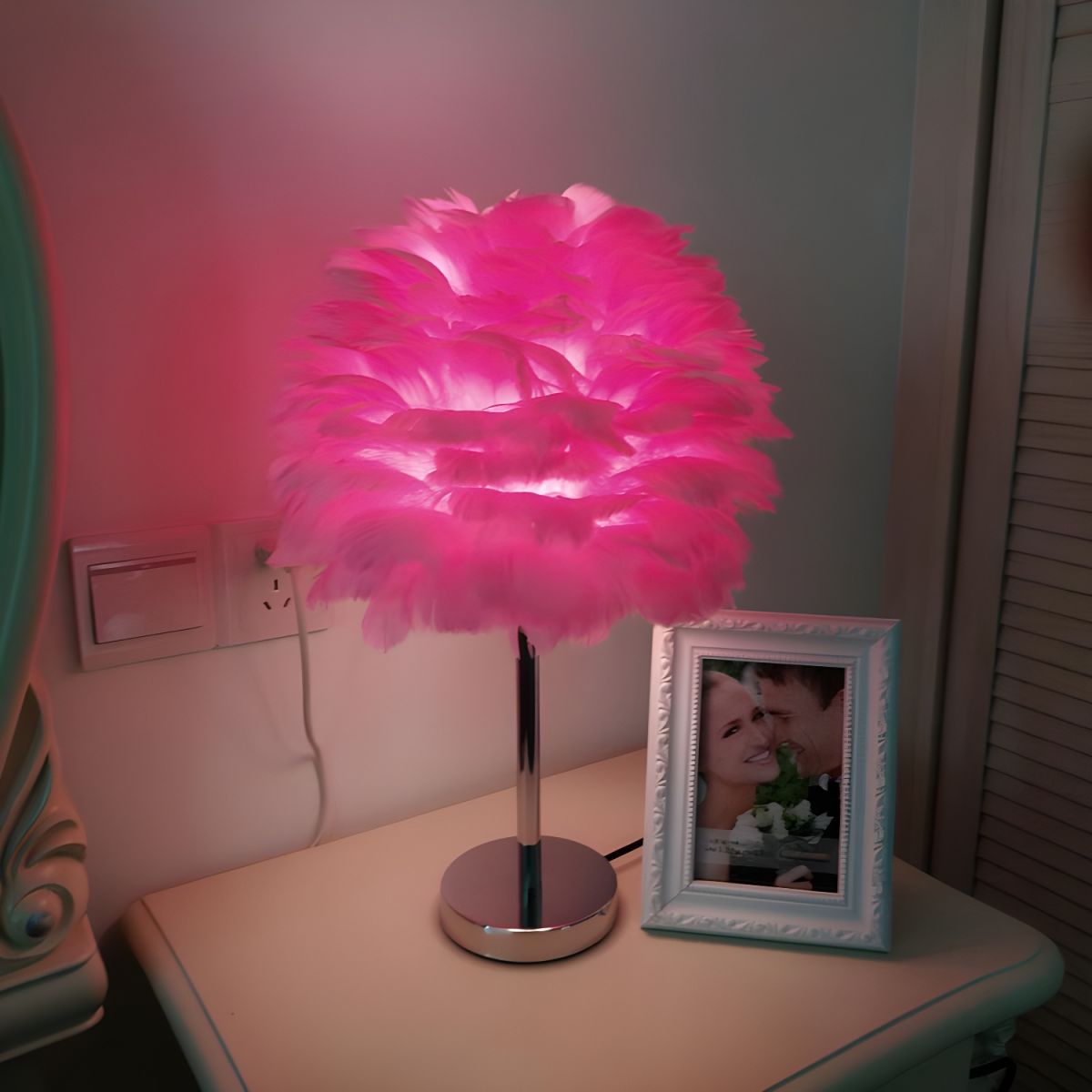 Modern Feather Shade Table Lamp for Bedside | Luneria