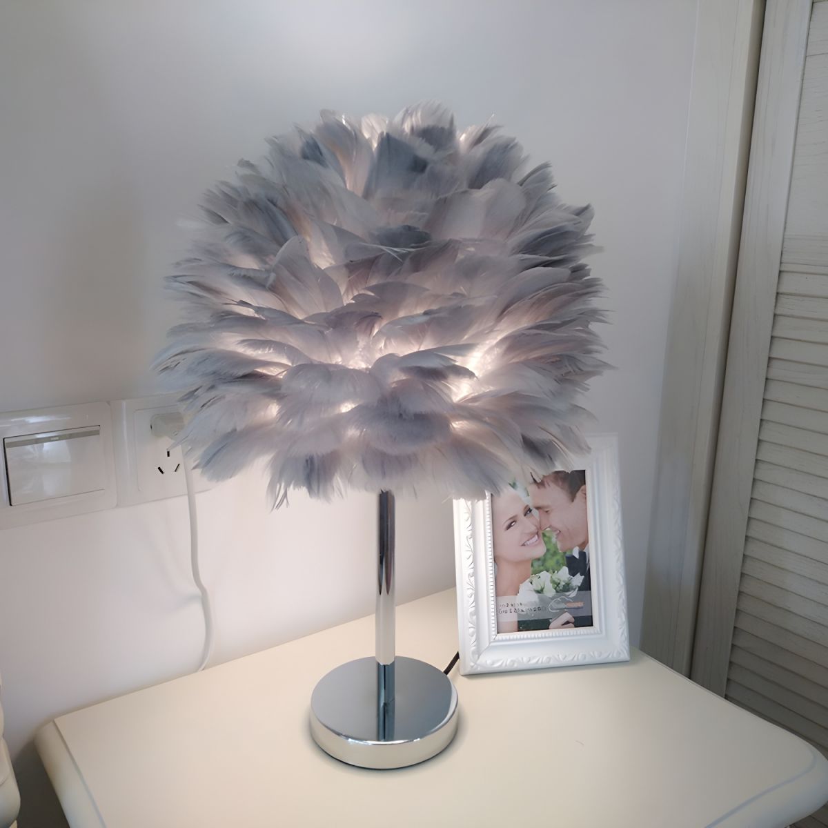 Modern Feather Shade Table Lamp for Bedside | Luneria