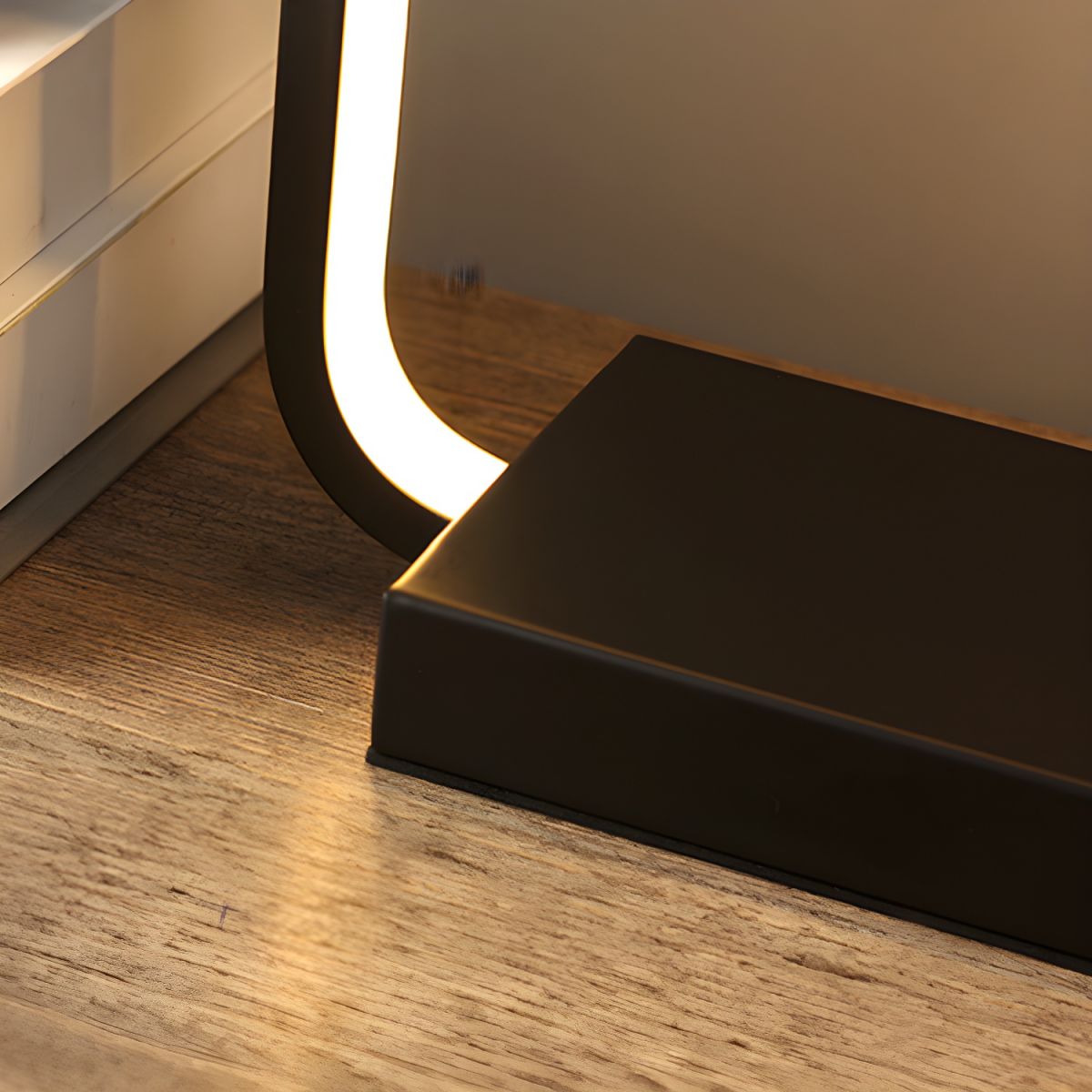 Modern LED Table Lamp with Wireless Charging | Lamura