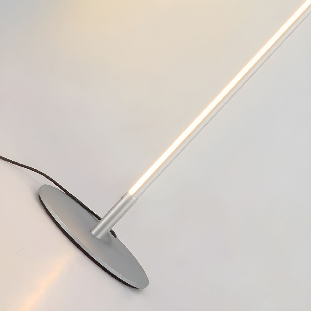 Modern Linear Metal Floor Lamp Design | Jelrixo