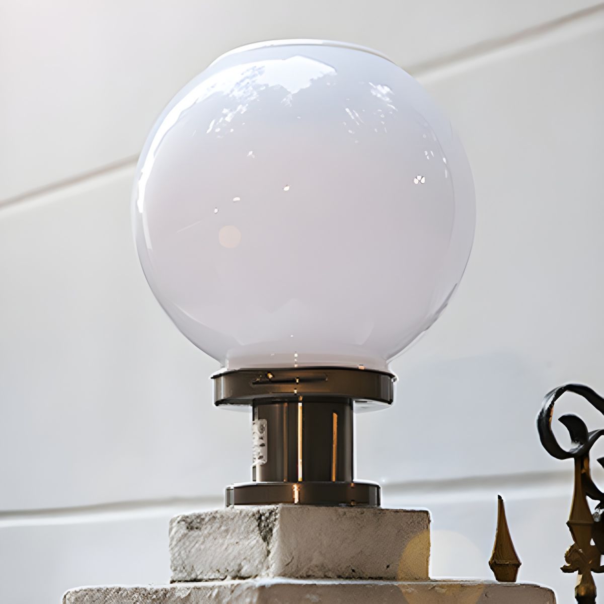 Nordic Solar Metal Sphere Outdoor Light | Elvaro