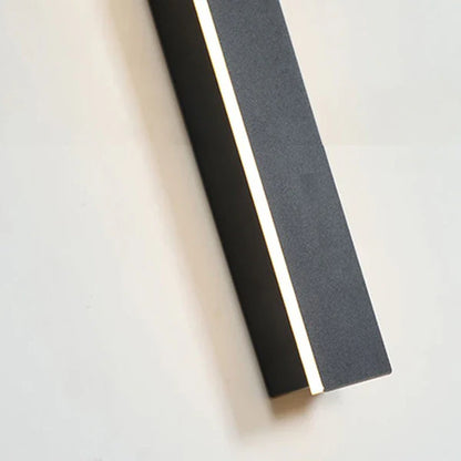 Outdoor Linear LED Wall Light Black for Garden Use | Halvex