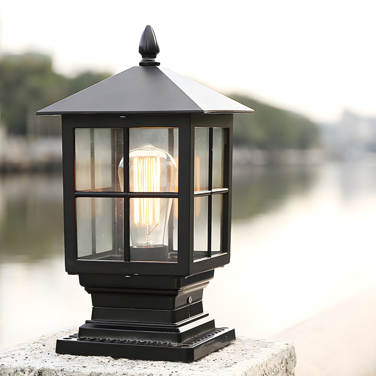 Outdoor Retro Metal Lantern Post Light for Garden | Selqor