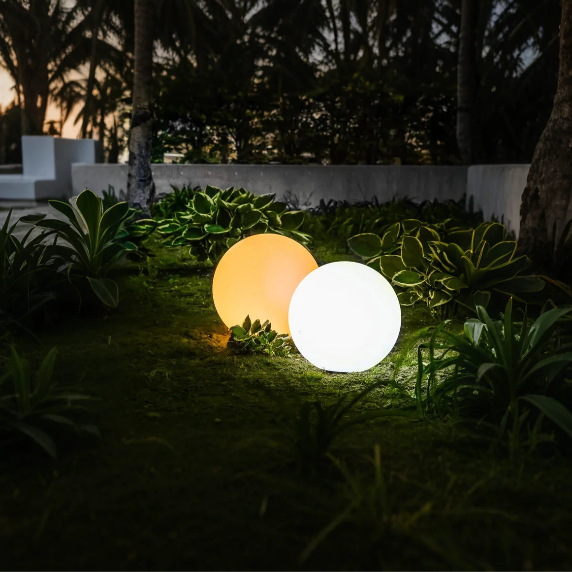 Outdoor Solar LED Sphere Light Modern Portable Design | Bravico