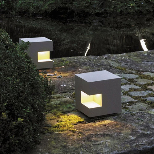 Scandinavian Metal Cube Solar Outdoor Floor Lamp | Alvorae