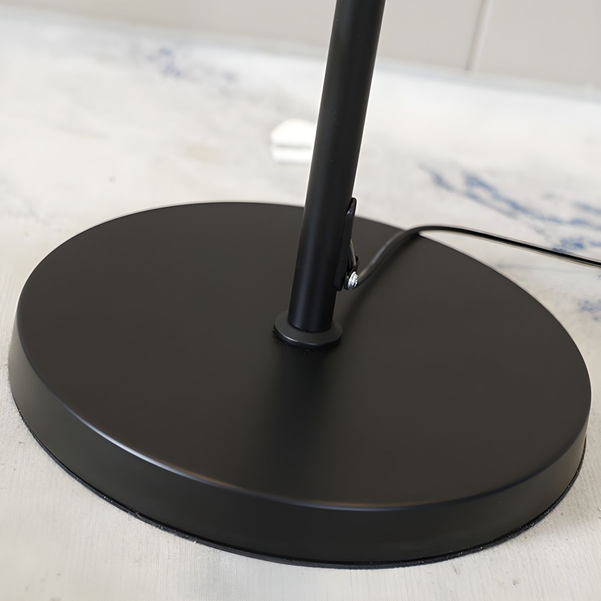 Sleek Metal Linear Floor Lamp for Modern Spaces | Brinova