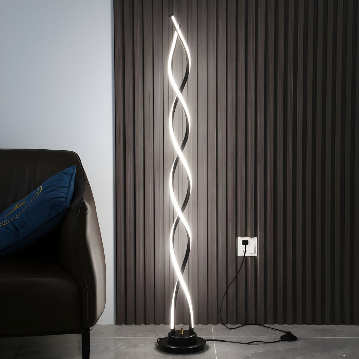 Sleek Metal Linear Floor Lamp for Modern Spaces | Felrixo