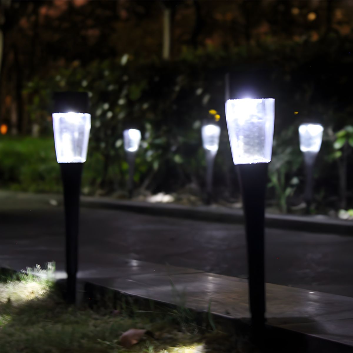 Solar LED Tapered Outdoor Landscape Light | Tavora
